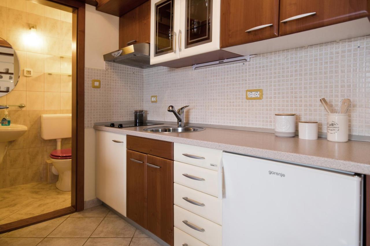 Apartman Mediterraneo Supetar Exteriör bild