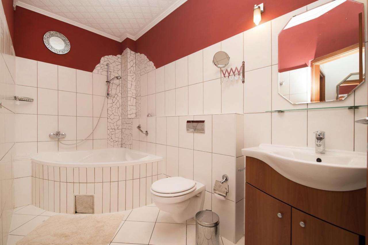 Apartman Mediterraneo Supetar Exteriör bild