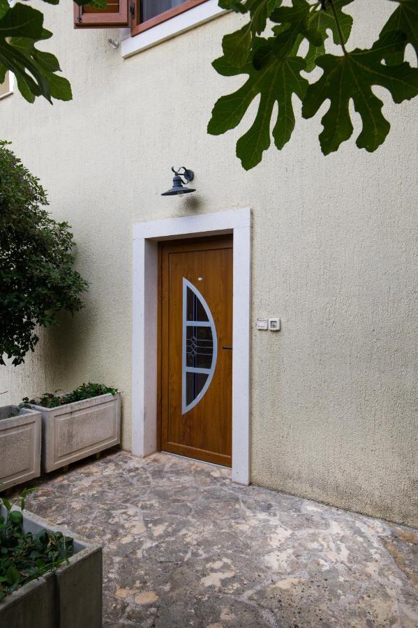 Apartman Mediterraneo Supetar Exteriör bild